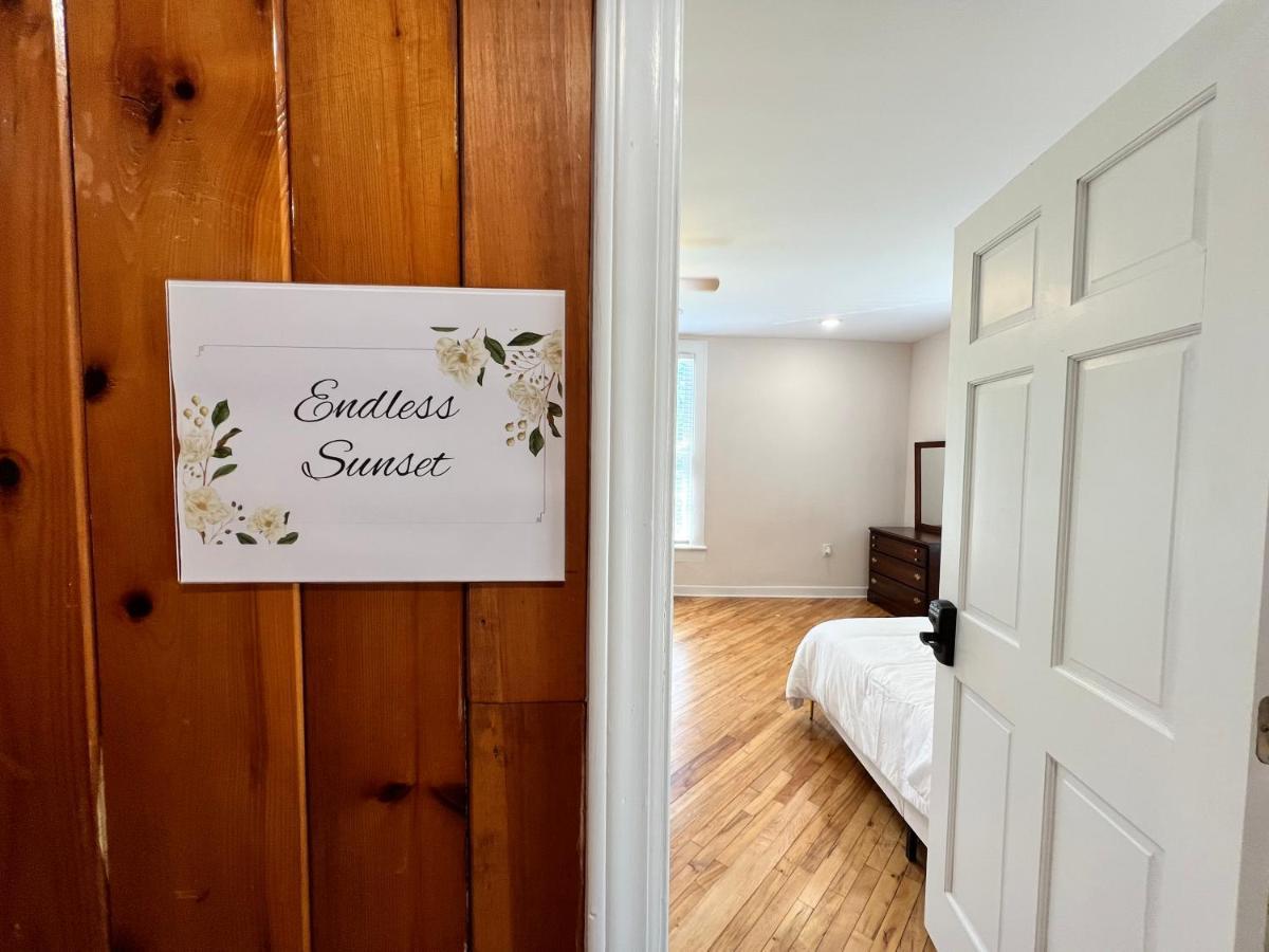 The Washington Inn Galax Room photo