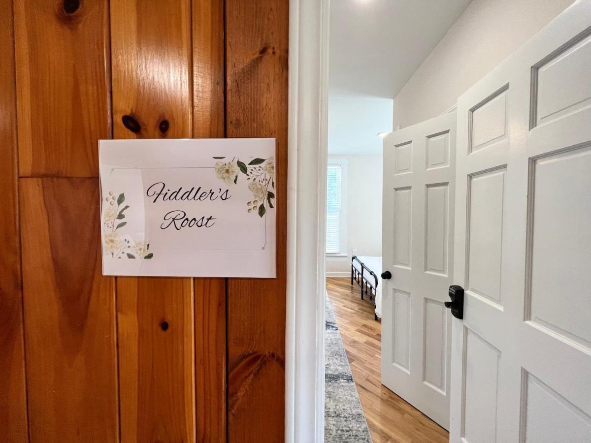 The Washington Inn Galax Room photo