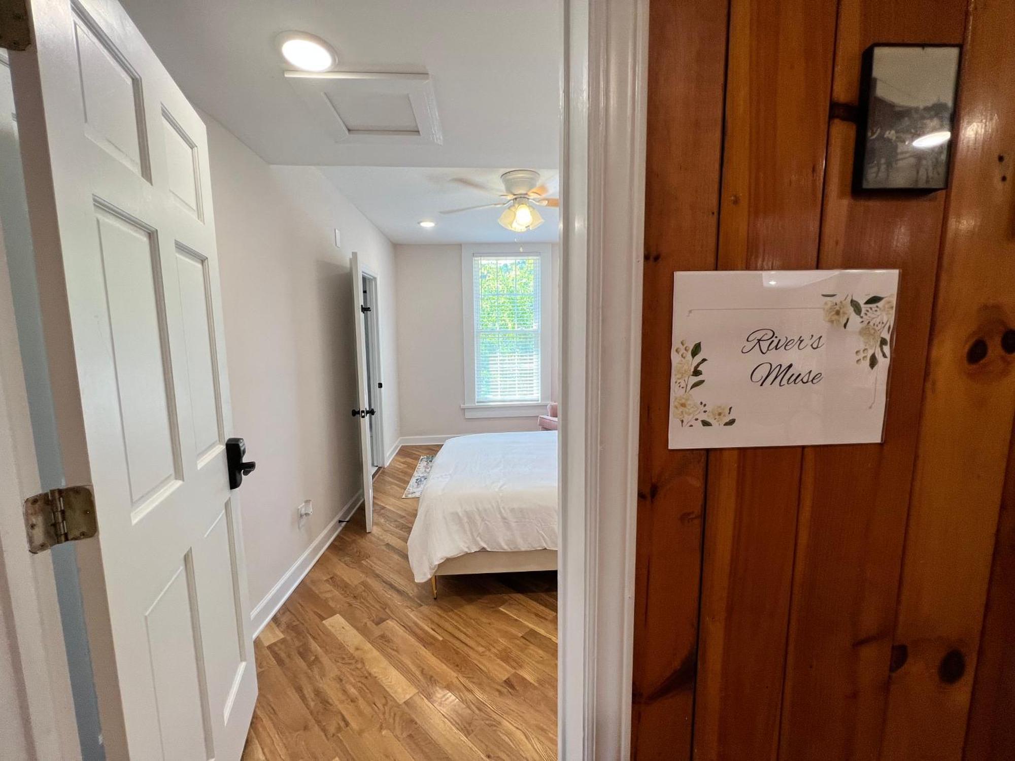 The Washington Inn Galax Room photo
