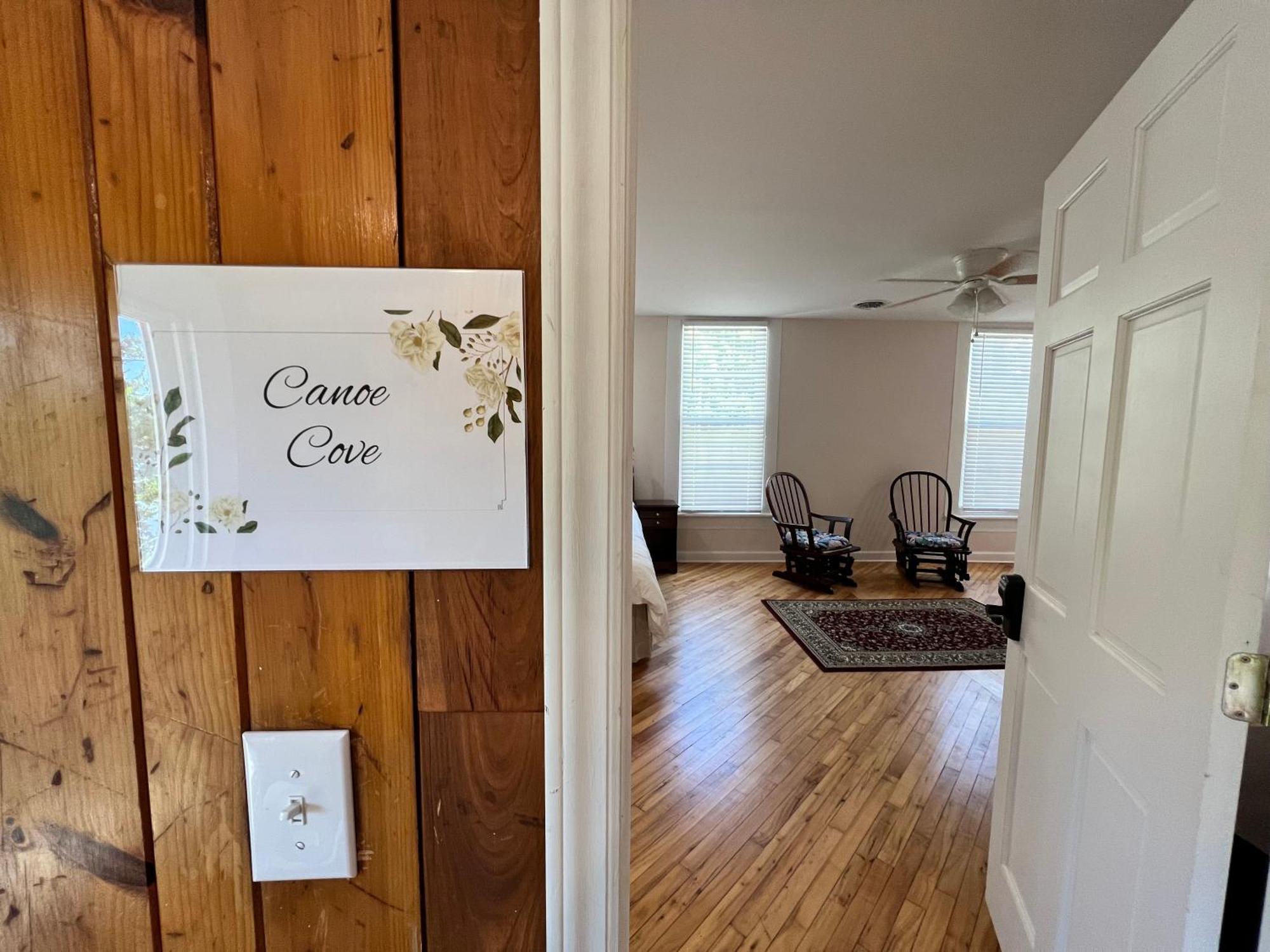 The Washington Inn Galax Room photo