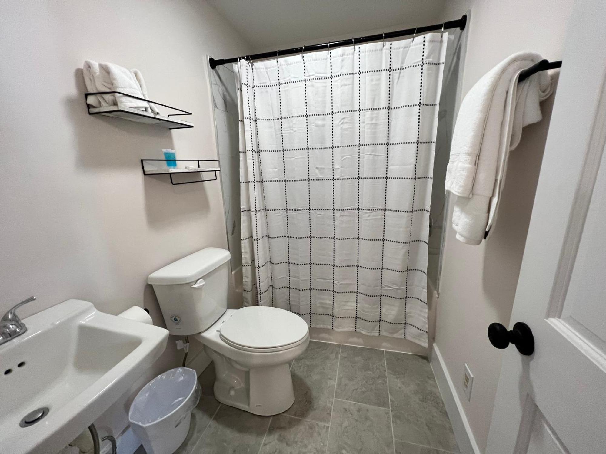 The Washington Inn Galax Room photo