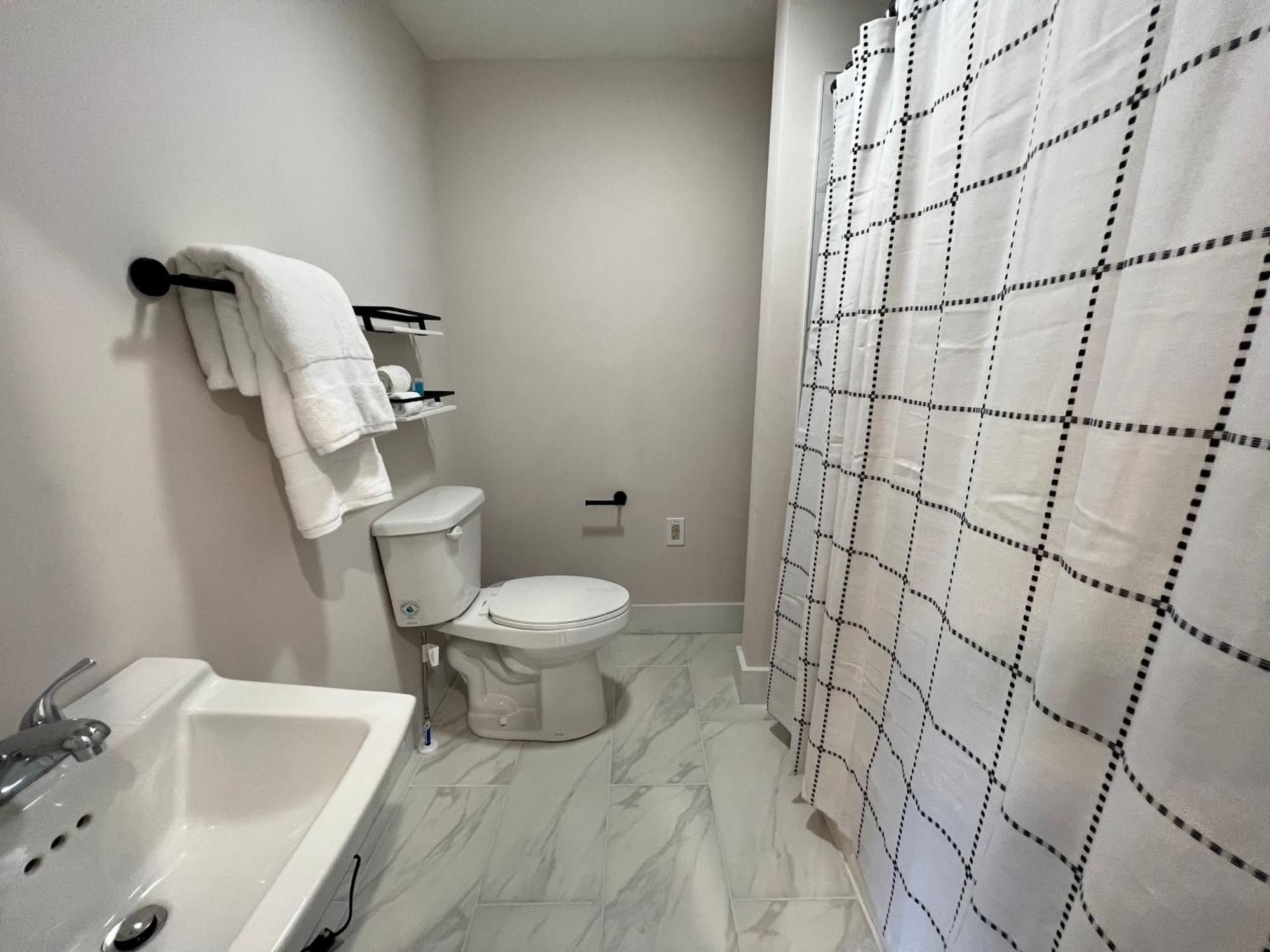 The Washington Inn Galax Room photo