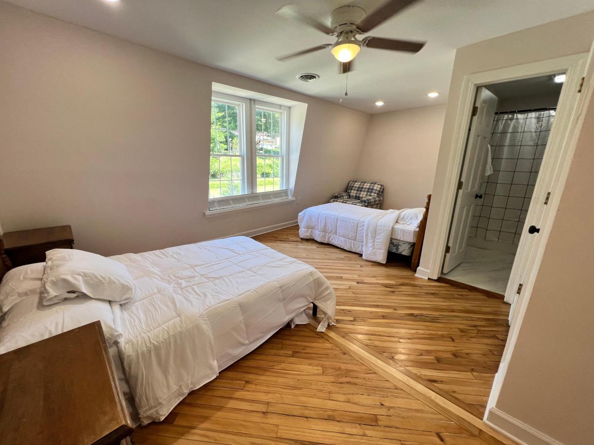 The Washington Inn Galax Room photo