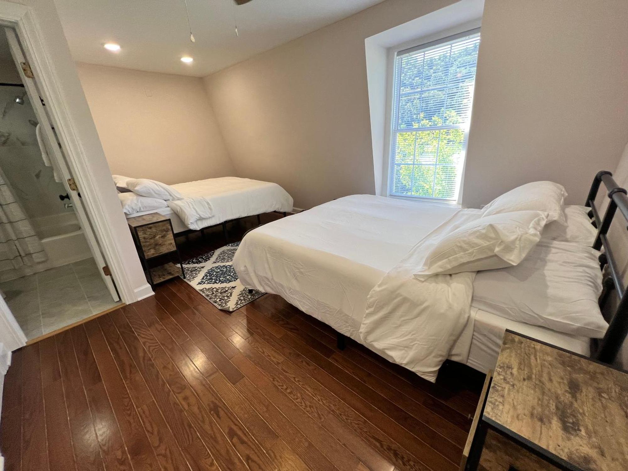 The Washington Inn Galax Room photo