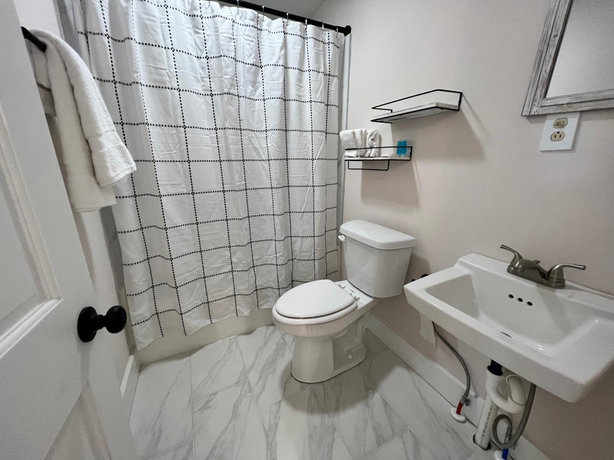 The Washington Inn Galax Room photo