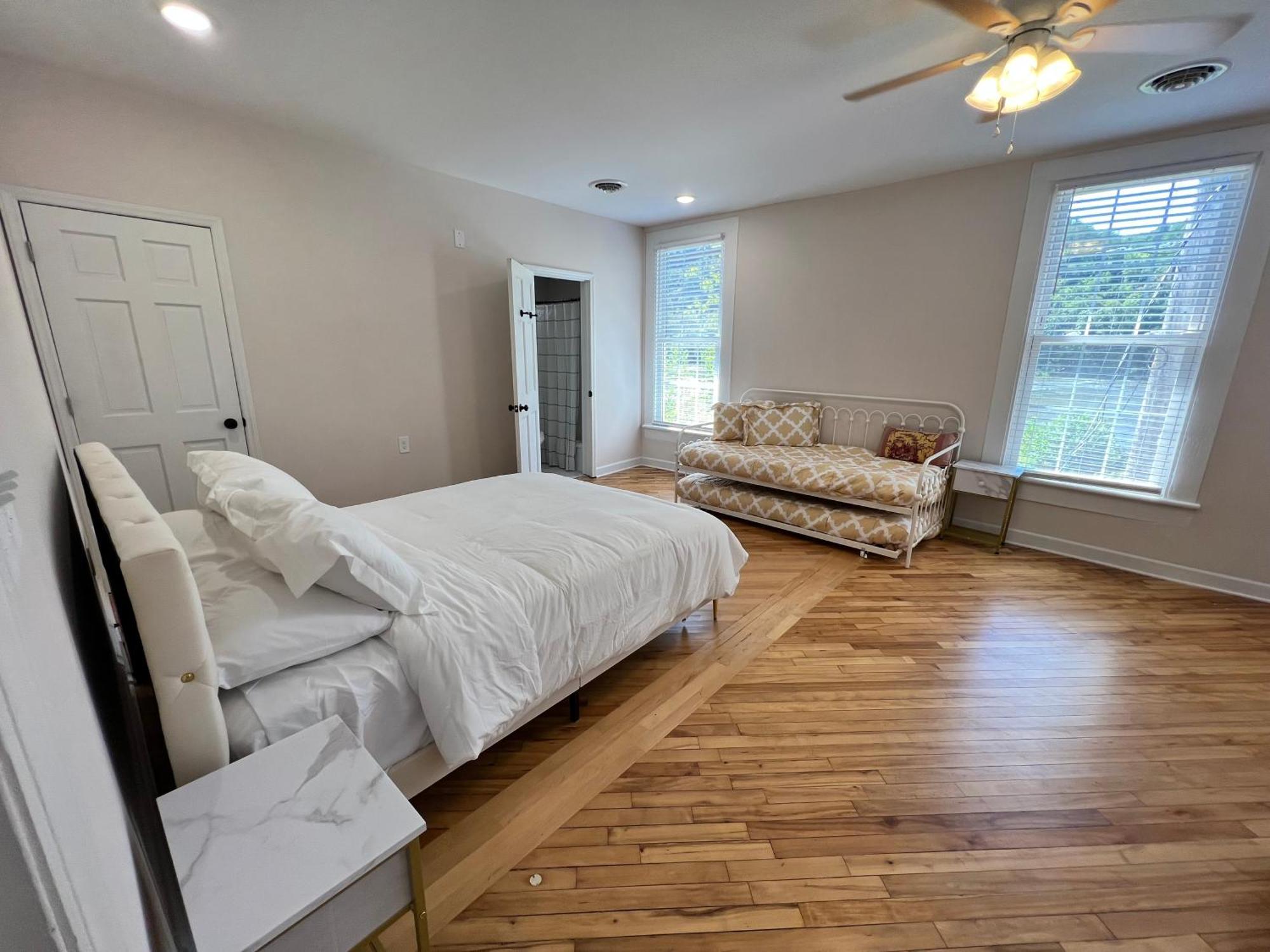 The Washington Inn Galax Room photo