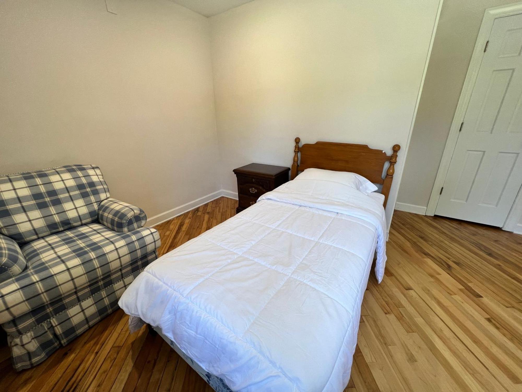 The Washington Inn Galax Room photo