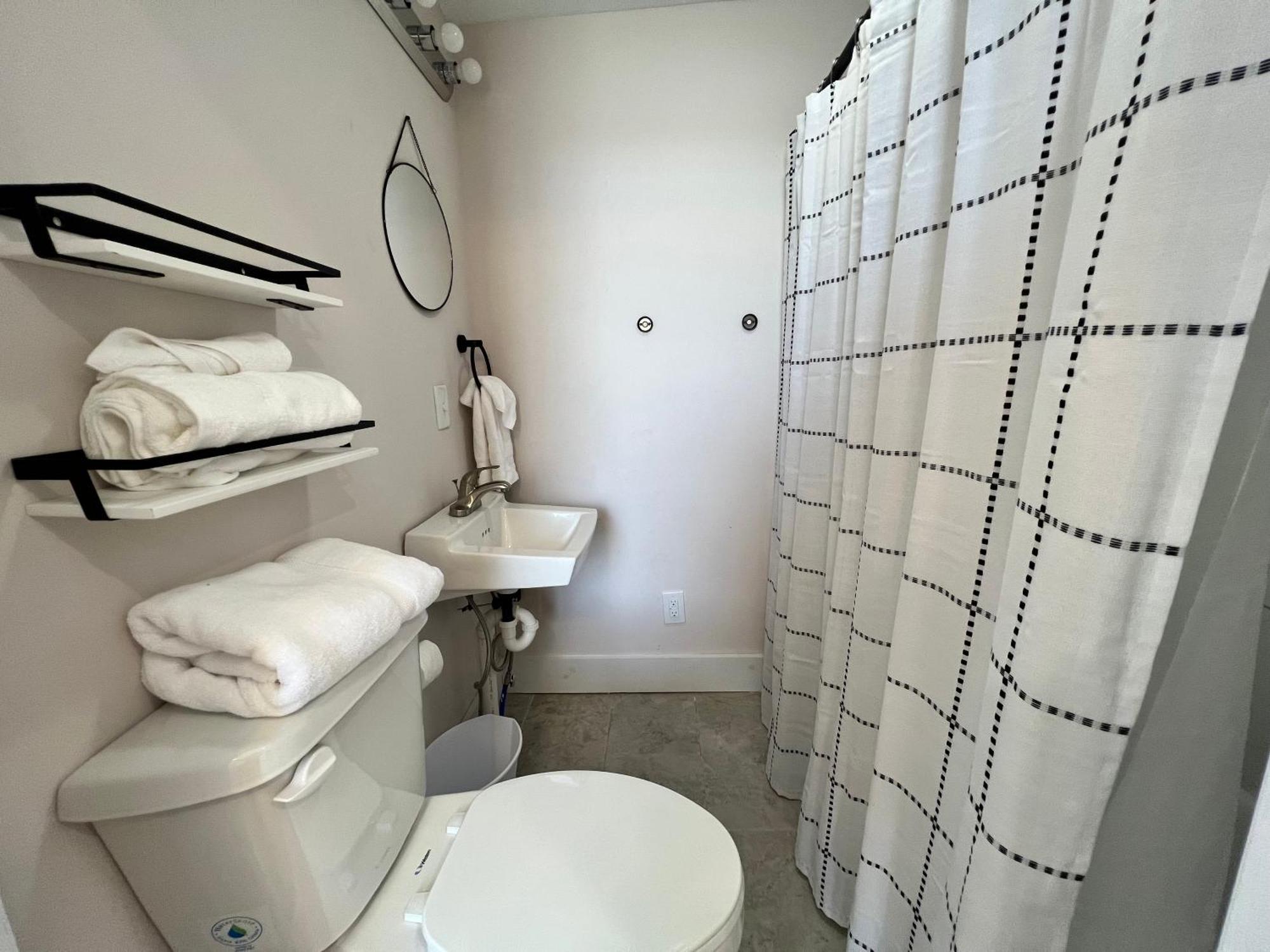 The Washington Inn Galax Room photo