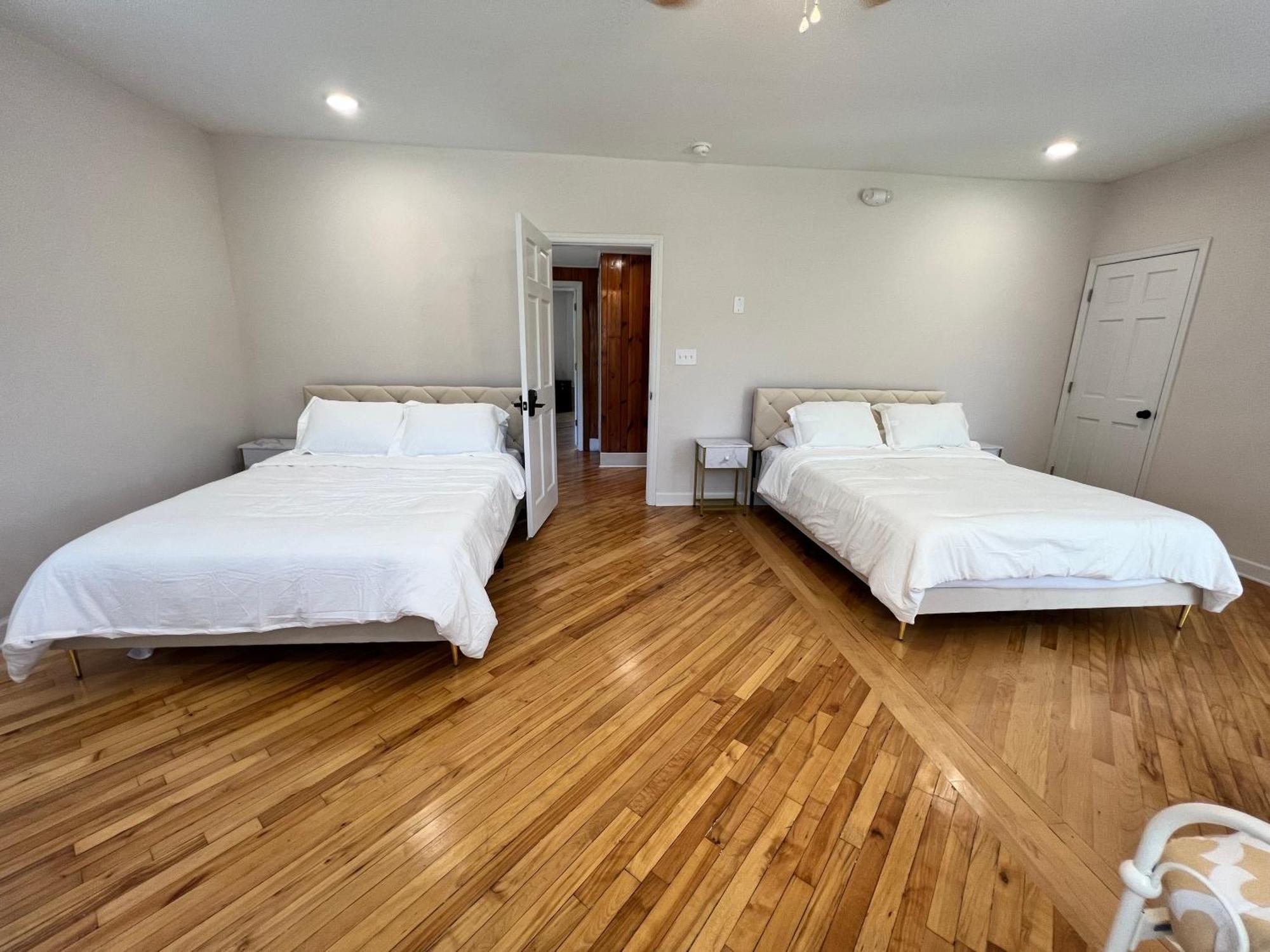 The Washington Inn Galax Room photo