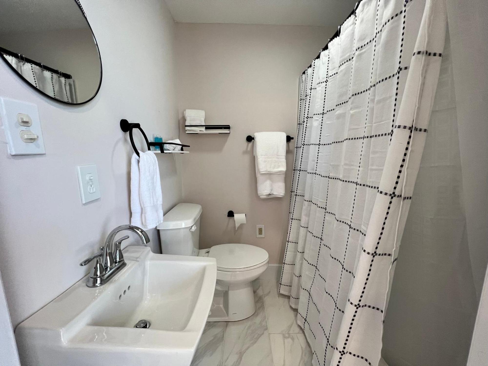 The Washington Inn Galax Room photo