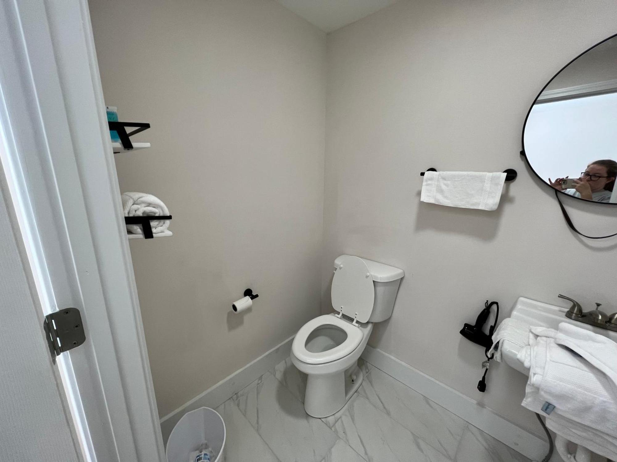 The Washington Inn Galax Room photo