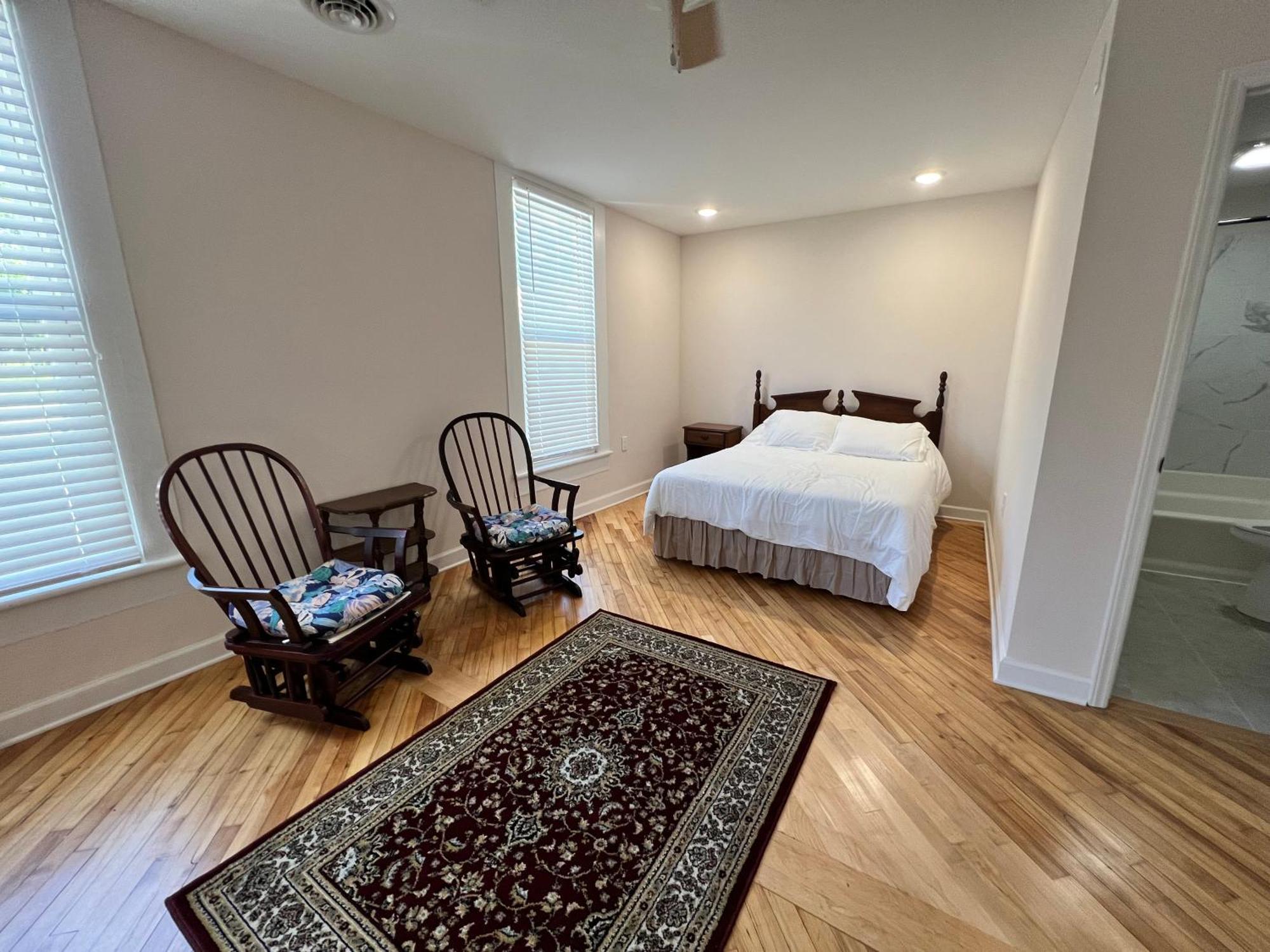 The Washington Inn Galax Room photo