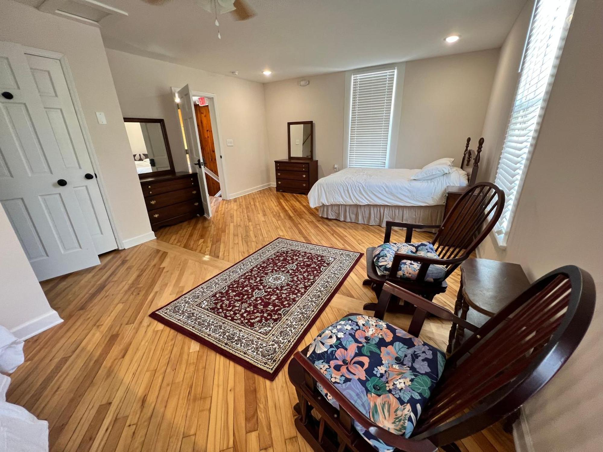 The Washington Inn Galax Room photo